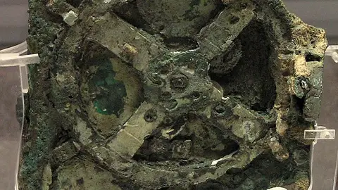 https:es.wikipedia.org/wiki/Mecanismo_de_Anticitera#/media/Archivo:NAMA_Machine_d'Anticyth%C3%A8re_1.jpg https:es.wikipedia.org/wiki/Mecanismo_de_Anticitera#/media/Archivo:NAMA_Machine_d'Anticyth%C3%A8re_1.jpg