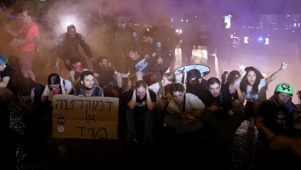 Manifestantes israelíes cortando una autovía en la capital del país
