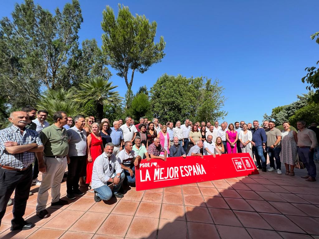 El PSOE de Cádiz reúne en Jerez a cargos históricos de la provincia para respaldar a Pedro Sánchez El PSOE de Cádiz reúne en Jerez a cargos históricos de la provincia para respaldar a Pedro Sánchez