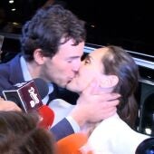 Fotografía de los novios, Tamara Falcó e Íñigo Onieva, dándose un beso durante la preboda