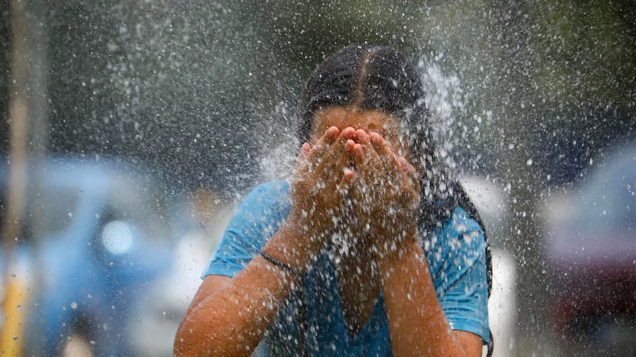 Hidratarse y protegerse del sol son las principales medidas a tomar frente a la ola de calor