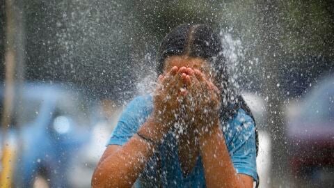 Hidratarse y protegerse del sol son las principales medidas a tomar frente a la ola de calor