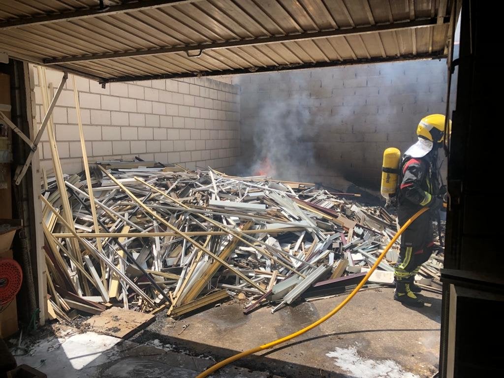 Extinguido el incendio en un patio anexo a una fábrica de muebles en Ciudad Real Extinguido el incendio en un patio anexo a una fábrica de muebles en Ciudad Real