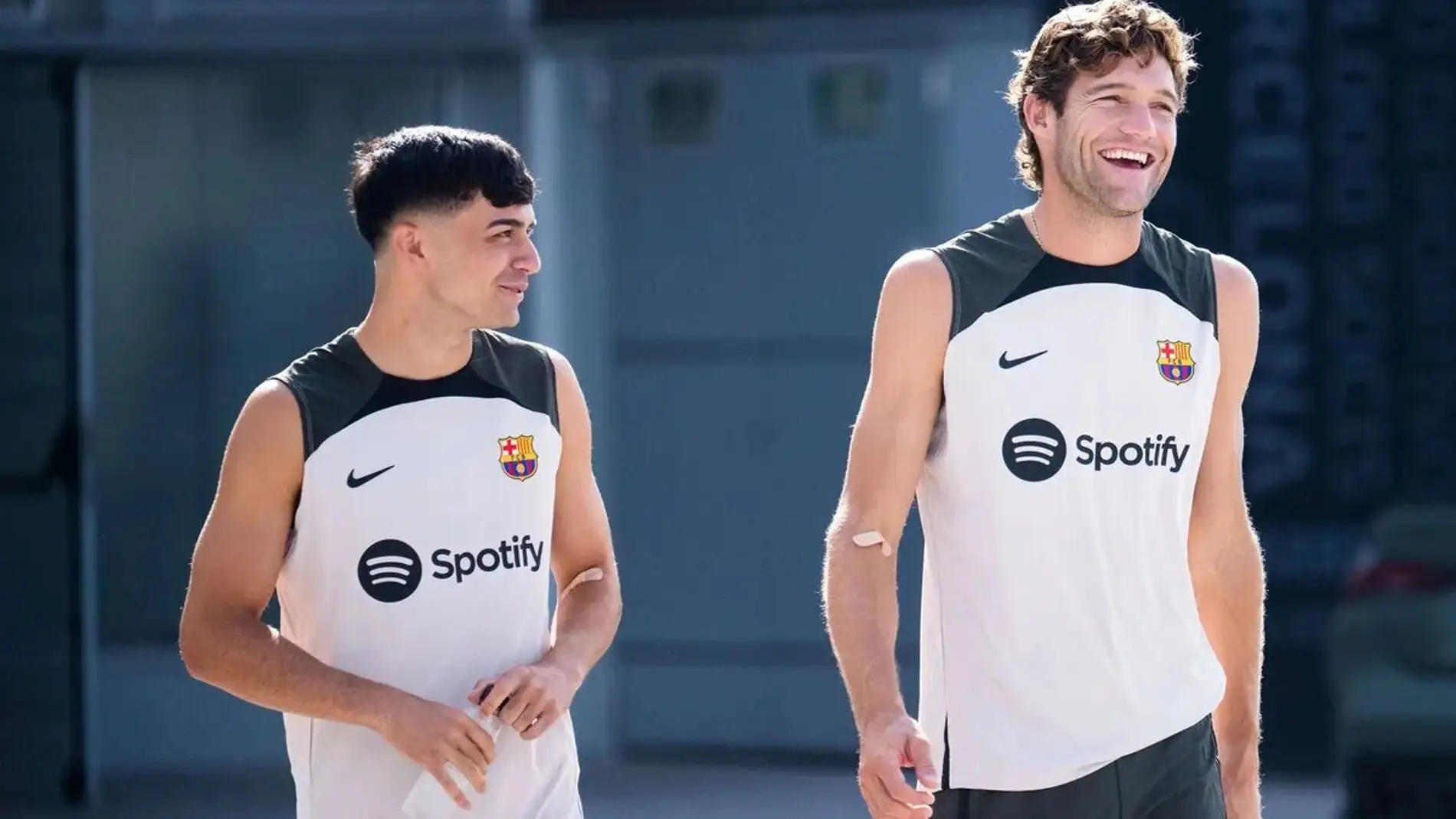 Pedri y Marcos Alonso durante el primer día de entrenamientos del F.C. Barcelona