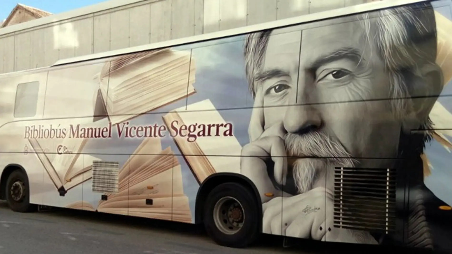 El bibliobús 'Manuel Vicente Segarra' 