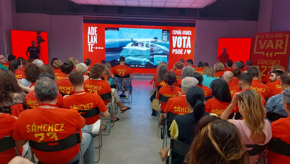 Seguimiento del Cara a cara de Atresmedia desde la sede del PSOE en Ferraz