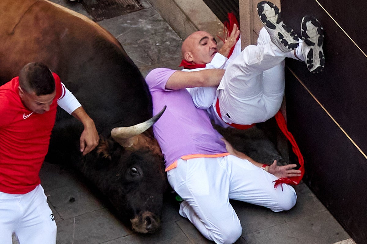 Cuarto encierro en Pamplona: unos arrolladores Fuente Ymbro provocan tensión y peligro Cuarto encierro en Pamplona: unos arrolladores Fuente Ymbro provocan tensión y peligro