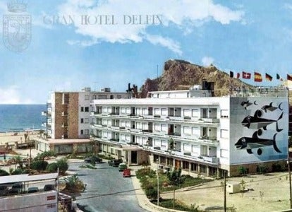 El PSOE de Benidorm alerta de la pérdida del emblemático mural del hotel Delfin El PSOE de Benidorm alerta de la pérdida del emblemático mural del hotel Delfin