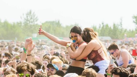 Imagen de archivo de dos chicas en un festival de m&uacute;sica
