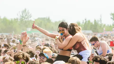 Imagen de archivo de dos chicas en un festival de música Imagen de archivo de dos chicas en un festival de música