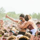 Imagen de archivo de dos chicas en un festival de música