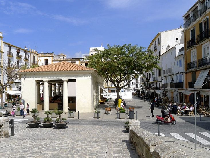 Los coches no podrán circular por los barrios de la Marina, Dalt Vila, el Puerto o Vara de Rey de 18.00 a 06.00 de la mañana Los coches no podrán circular por los barrios de la Marina, Dalt Vila, el Puerto o Vara de Rey de 18.00 a 06.00 de la mañana