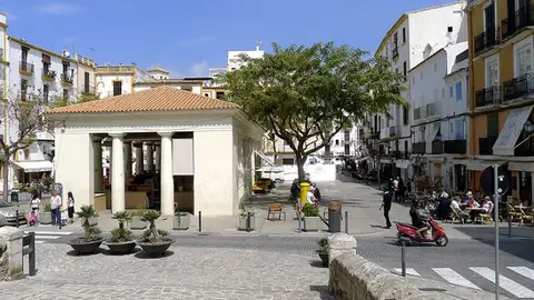 Los coches no podrán circular por los barrios de la Marina, Dalt Vila, el Puerto o Vara de Rey de 18.00 a 06.00 de la mañana Los coches no podrán circular por los barrios de la Marina, Dalt Vila, el Puerto o Vara de Rey de 18.00 a 06.00 de la mañana
