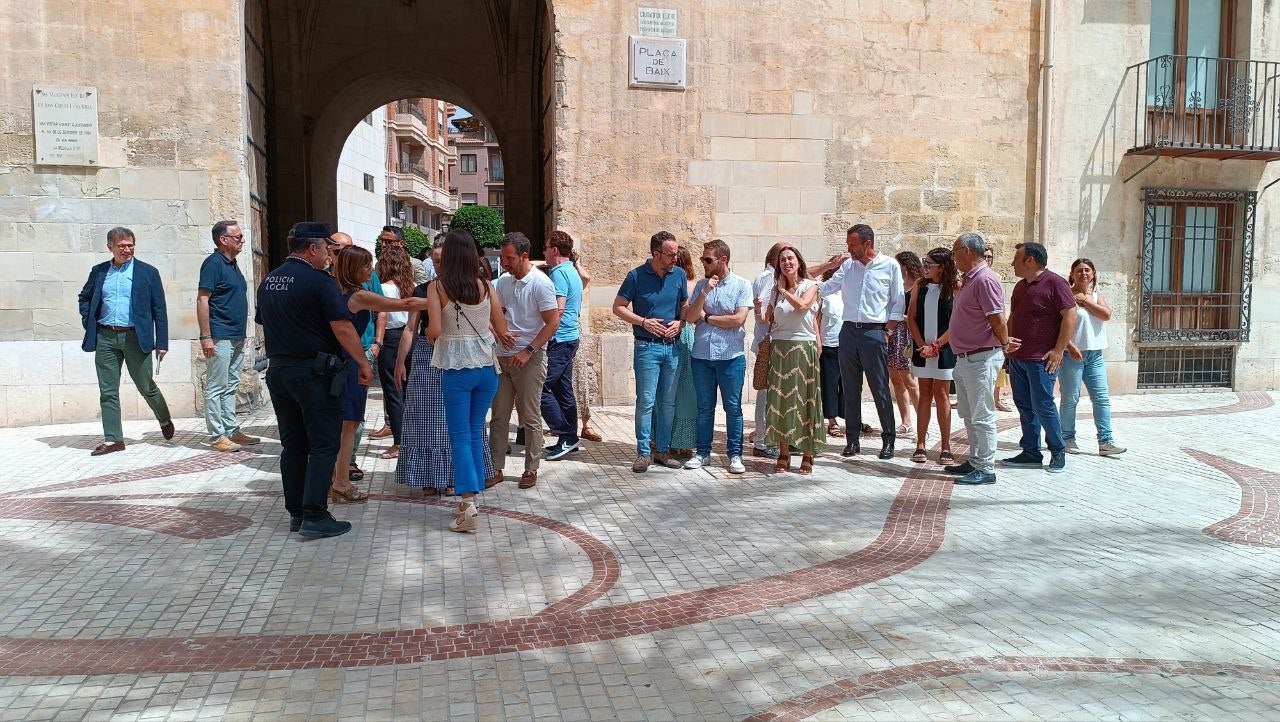 Minuto de silencio por el asesinato de una mujer a manos de su pareja en Antella Minuto de silencio por el asesinato de una mujer a manos de su pareja en Antella