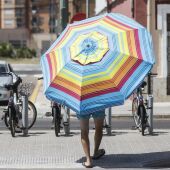 Archivo - Imagen de archivo de un hombre con una sombrilla cerca de la playa de la Malvarrosa, en València. - 