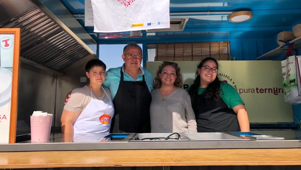 Gonzalo Bustos junto a su mujer Sandra Corredor y sus hijas Juana y Luisa