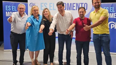 La cabeza de lista al Congreso, Esther Llamazares, junto a otros miembros del partido en un mitin en Luanco. - PP DE ASTURIAS