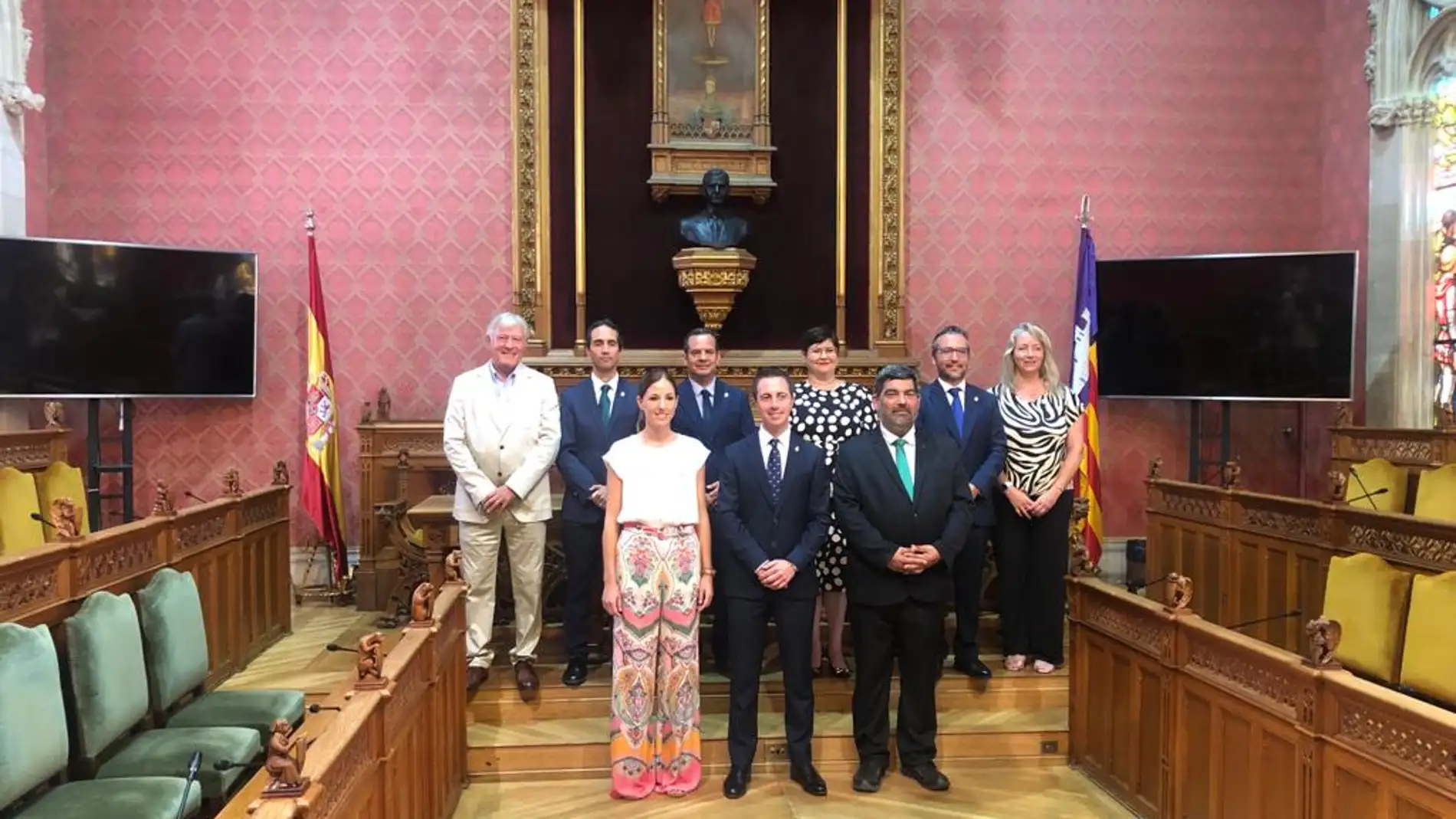 El presidente del Consell de Mallorca, Llorenç Galmès, junto a su equipo de consellers insulares. 