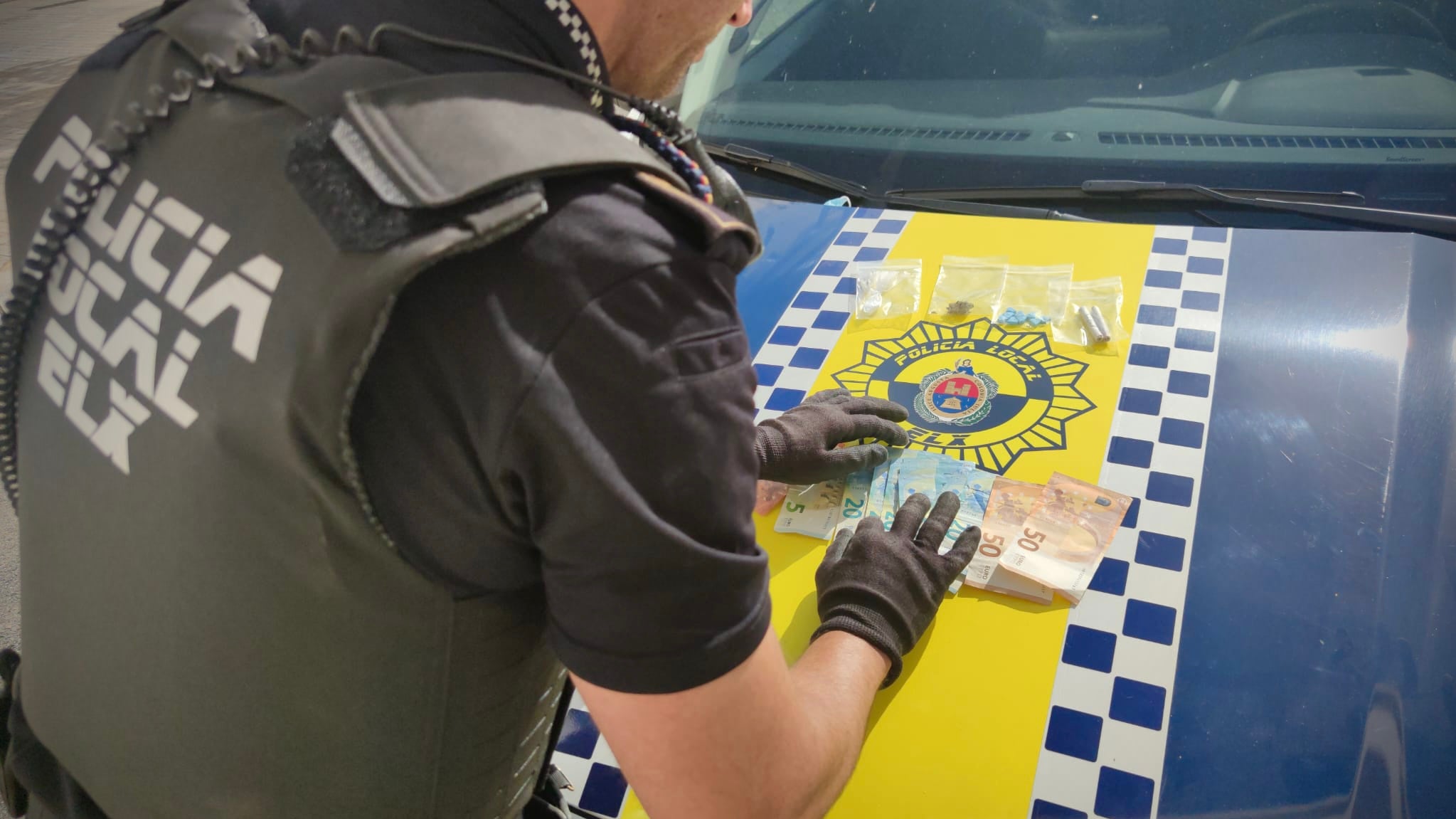 La Policía Local de Elche detiene a un hombre por un presunto delito contra la salud pública La Policía Local de Elche detiene a un hombre por un presunto delito contra la salud pública