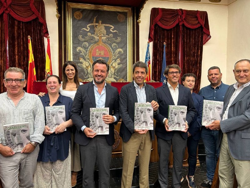 El Ayuntamiento de Elche presenta la 74ª edición de la revista Canelobre El Ayuntamiento de Elche presenta la 74ª edición de la revista Canelobre