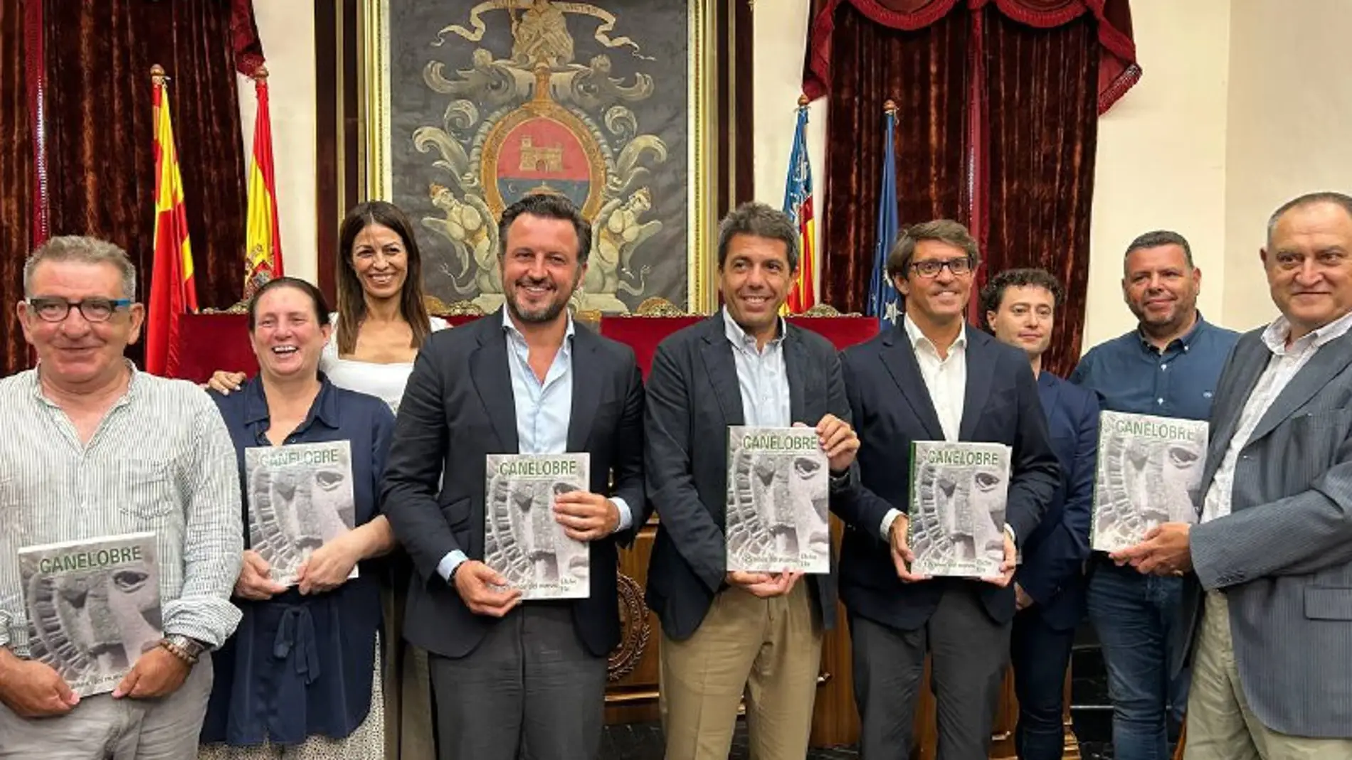 El Ayuntamiento de Elche presenta la 74 edición de la revista Canelobre 