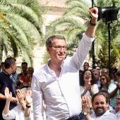 El líder del Partido Popular, Alberto Núñez Feijóo, a su llegada a un acto de campaña electoral del Partido Popular en Ciudad Real