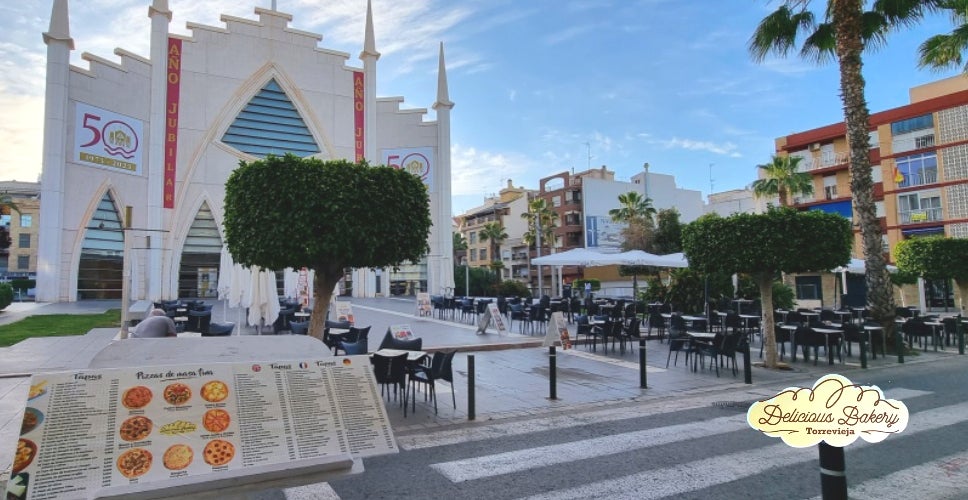 Torrevieja: Delicious Bakery La Jijonenca nos ofrece los mejores helados y cócteles en una amplia terraza Torrevieja: Delicious Bakery La Jijonenca nos ofrece los mejores helados y cócteles en una amplia terraza