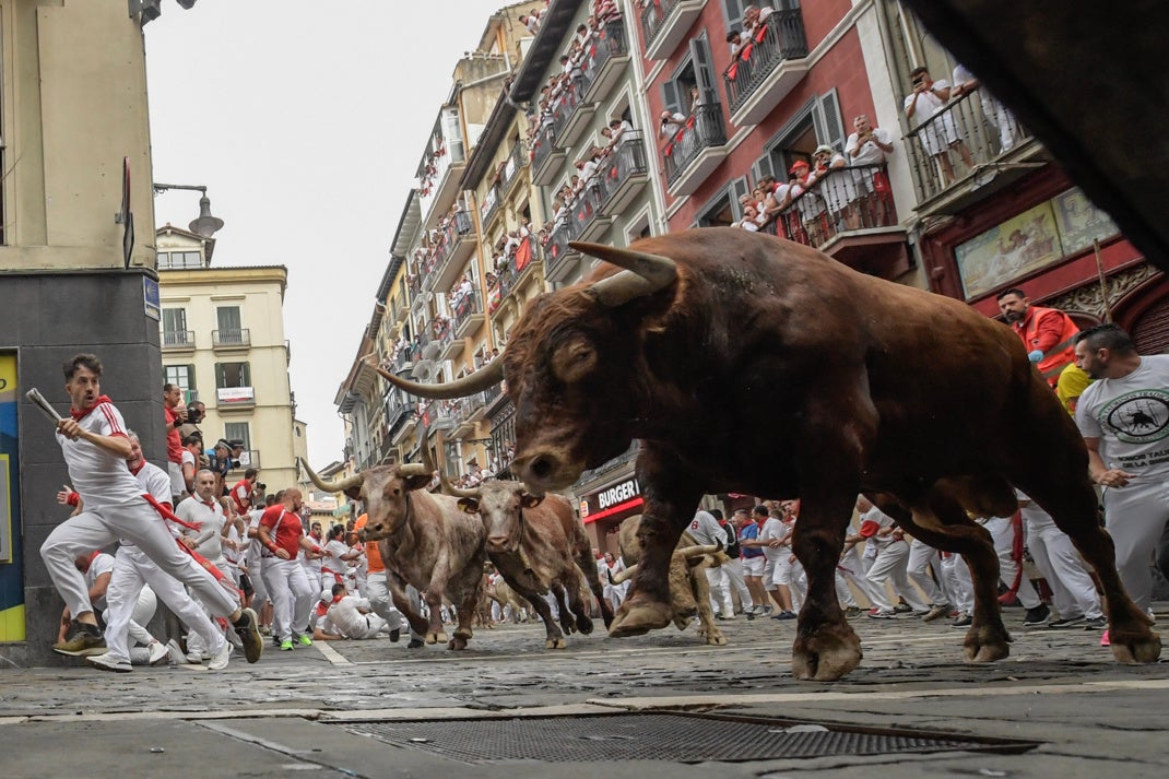 Un rápido y limpio quinto encierro de San Fermín se salda con dos heridos Un rápido y limpio quinto encierro de San Fermín se salda con dos heridos