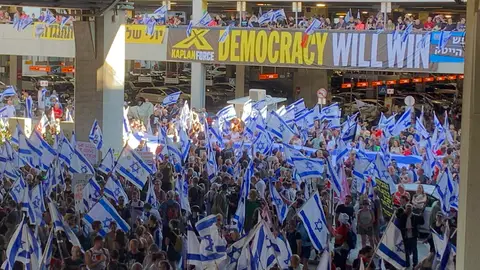 La Policía de Israel detiene a 73 personas durante las protestas contra la reforma judicial La Policía de Israel detiene a 73 personas durante las protestas contra la reforma judicial