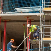 Imagen de archivo que muestra a dos trabajadores de la construcción en una obra. Imagen de archivo que muestra a dos trabajadores de la construcción en una obra.