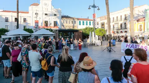 Colectivos feministas se concentraban en rechazo al acuerdo extremeño entre PP y VOX que niega la violencia machista Colectivos feministas se concentraban en rechazo al acuerdo extremeño entre PP y VOX que niega la violencia machista
