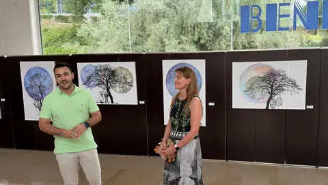 Natalia Caballé y Jaime Jesús Pérez, concejal de cultura de Benidorm en la inauguración de la exposición 'Otros Mundos'. Natalia Caballé y Jaime Jesús Pérez, concejal de cultura de Benidorm en la inauguración de la exposición 'Otros Mundos'.
