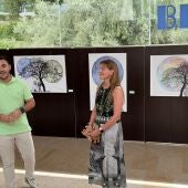 Natalia Caballé y Jaime Jesús Pérez, concejal de cultura de Benidorm en la inauguración de la exposición 'Otros Mundos'.