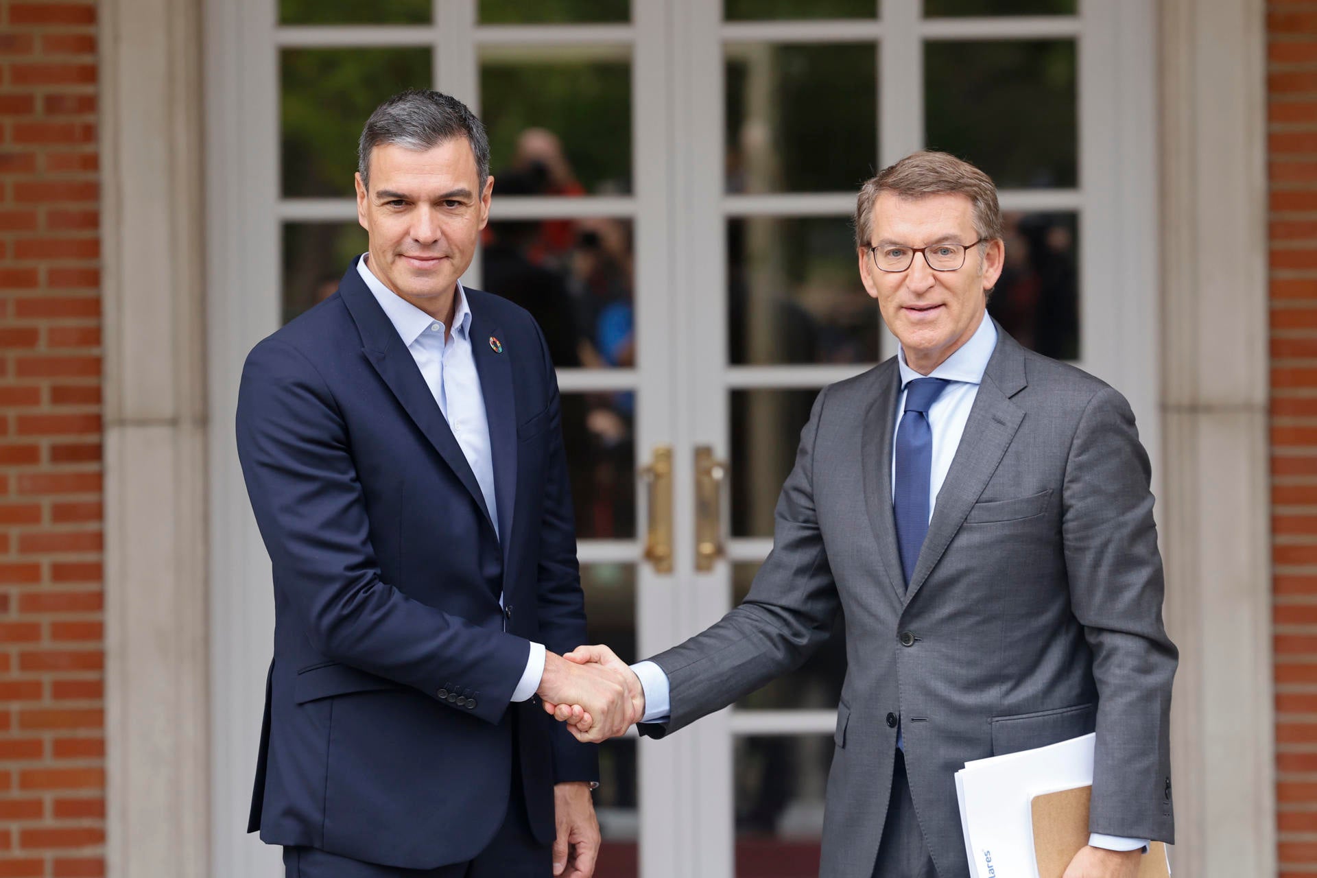 El PSOE denuncia ante la Junta Electoral Central a Feijóo por la "estética presidencial" de uno de sus actos El PSOE denuncia ante la Junta Electoral Central a Feijóo por la "estética presidencial" de uno de sus actos