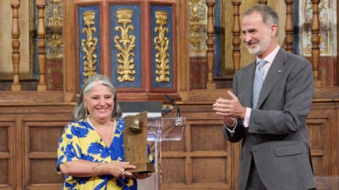 Ana Fern&aacute;ndez-Sesma con el galard&oacute;n Camino Real que le ha entregado el rey Felipe VI