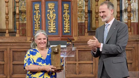 Felipe VI entrega a la viróloga Ana Fernández-Sesma el galardón Camino Real en el Paraninfo de la Universidad de Alcalá Ana Fernández-Sesma con el galardón Camino Real que le ha entregado el rey Felipe VI