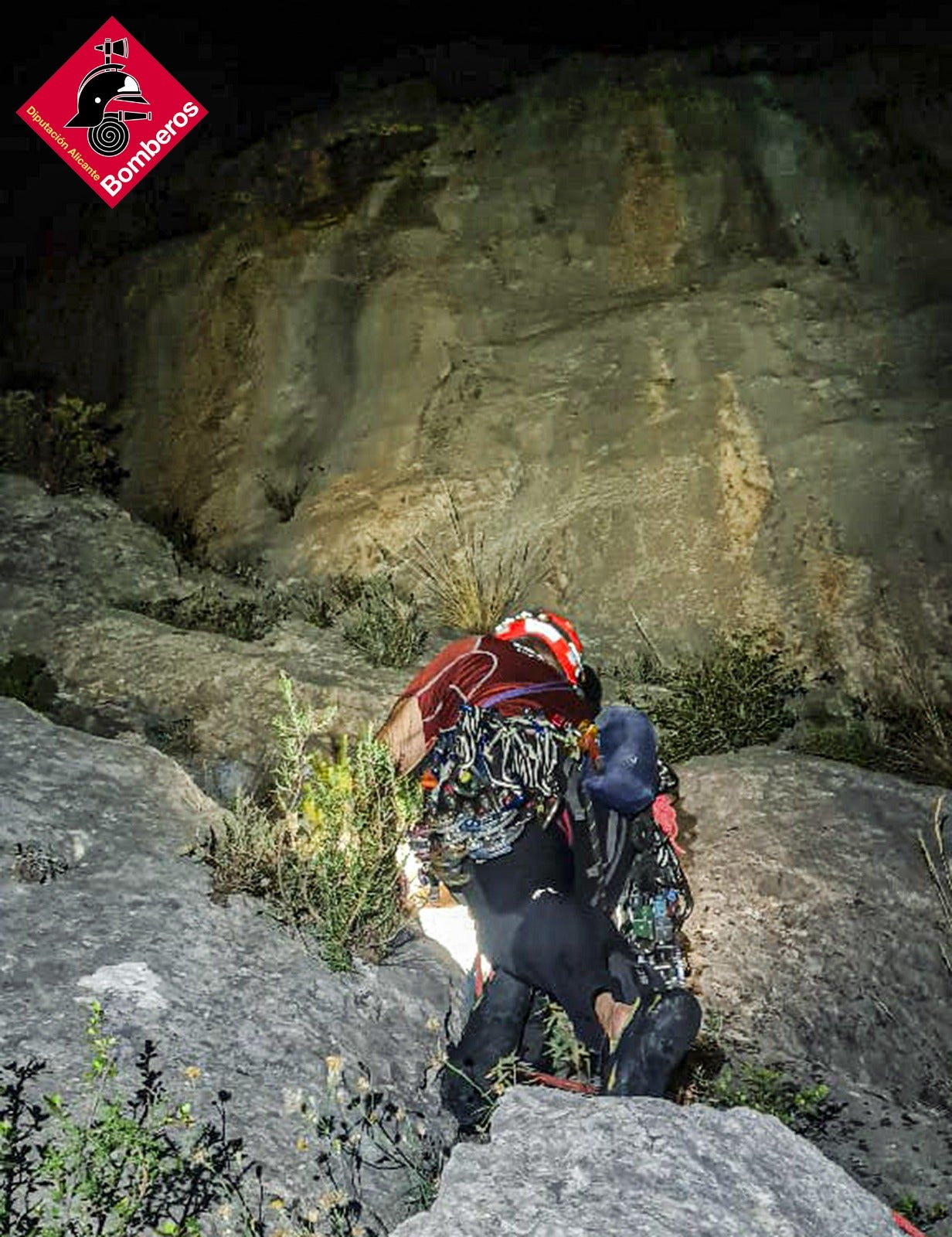 Rescate en plena noche de dos escaladores en el lomo del León, en Polop de la Marina Rescate en plena noche de dos escaladores en el lomo del León, en Polop de la Marina