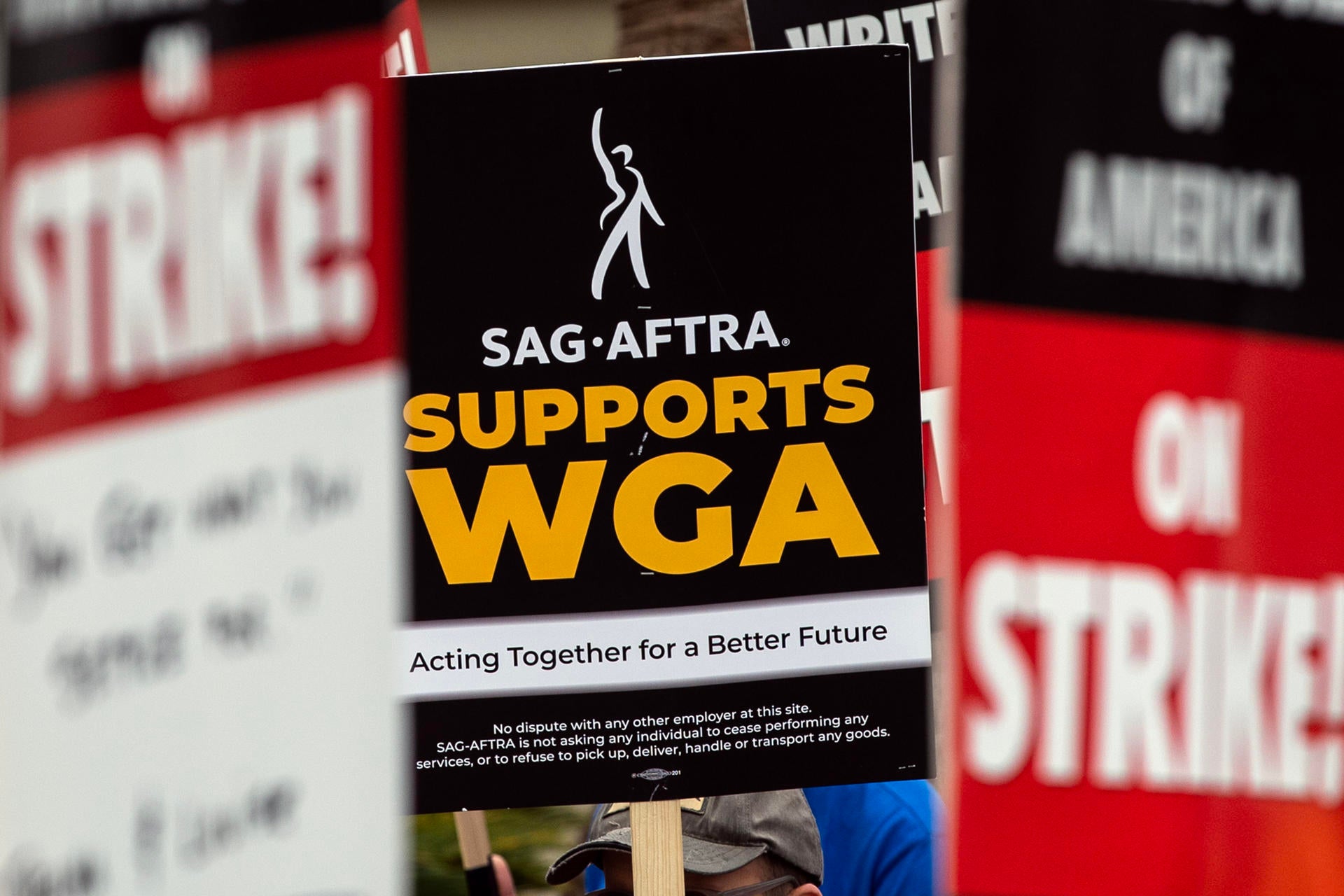 Los actores se suman a la huelga de guionistas y dejan Hollywood paralizado al completo Los actores se suman a la huelga de guionistas y dejan Hollywood paralizado al completo