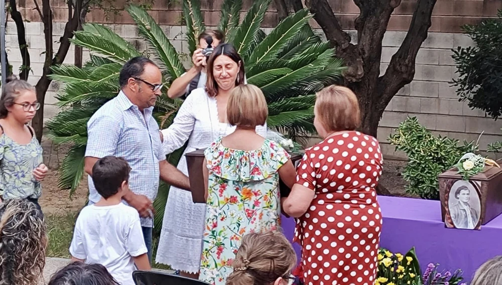 La consellera Rosa Pérez fue la encargada de entregar los restos de los fusilados identificados en la Fosa XXXIII del Cementerio de Alicante