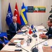 El secretario general de la OTAN, Jens Stoltenberg, (c), con el primer ministro sueco, Ulf Kristersson, (dch), y el presidente turco, Recep Tayyip Erdogan, (izq)