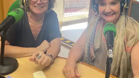 Ana Santos con la periodoncista y presidenta de Colegio de Odontólogos de Pontevedra y Ourense, Adriana Sanz La importancia de la salud bucodental a partir de los sesenta años