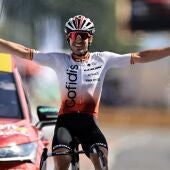 Ion Izaguirre celebra su triunfo de etapa
