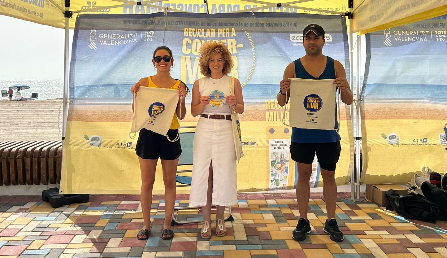 “Reciclar para ConserMar” informa en la playa La Glea-Campoamor de los beneficios del reciclaje “Reciclar para ConserMar” informa en la playa La Glea-Campoamor de los beneficios del reciclaje