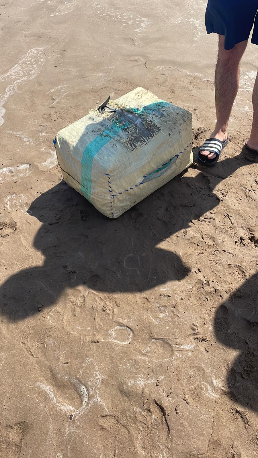 Aparecen fardos de droga en las playas del litoral castellonense Aparecen fardos de droga en las playas del litoral castellonense