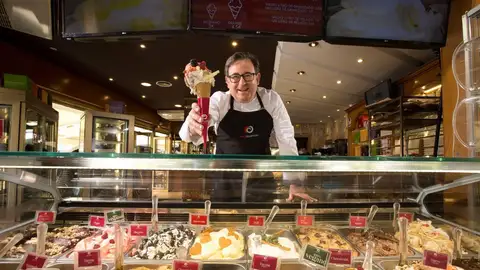 El maestro heladero Raúl Asencio. El maestro heladero Raúl Asencio.