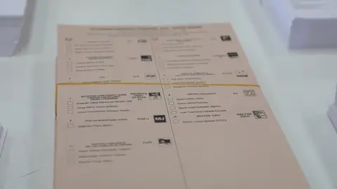 Foto de archivo de papeletas de los candidatos al Senado, Foto de archivo de papeletas de los candidatos al Senado,