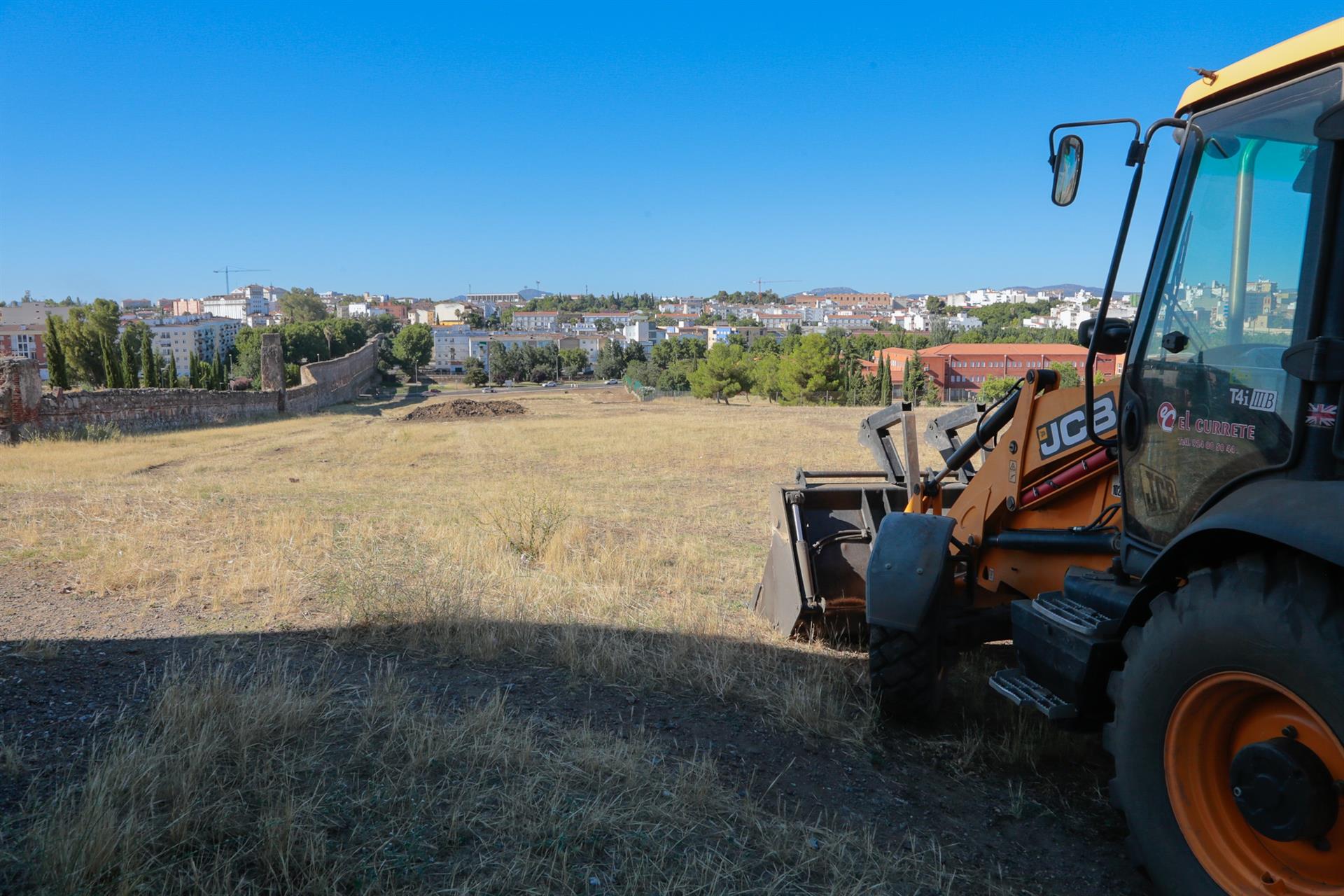 El Ayuntamiento de Mérida inicia las obras en la zona verde del acueducto de San Lázaro y la iluminación del monumento El Ayuntamiento de Mérida inicia las obras en la zona verde del acueducto de San Lázaro y la iluminación del monumento