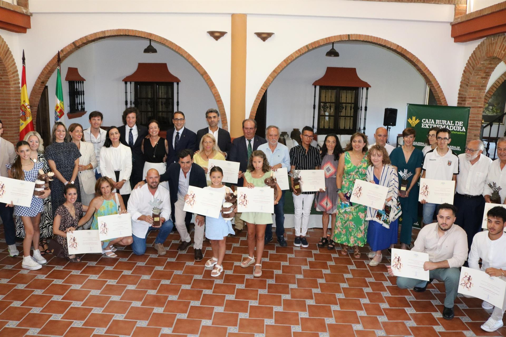 El triatleta Kini Carrasco galardonado con el Premio Espiga del Deporte 2023 de Caja Rural de Extremadura El triatleta Kini Carrasco galardonado con el Premio Espiga del Deporte 2023 de Caja Rural de Extremadura