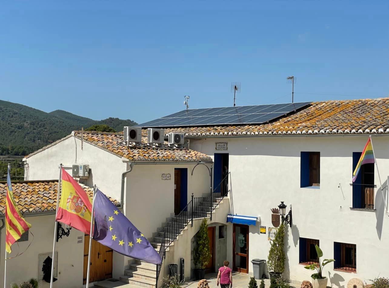 Petrés instala una placa fotovoltaica en la cubierta del Ayuntamiento Petrés instala una placa fotovoltaica en la cubierta del Ayuntamiento