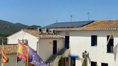 El Ayuntamiento de Petrés instala una placa fotovoltaica en la cubierta del Consistorio